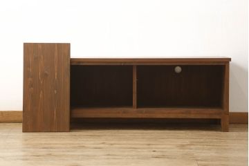 ローボードを新規製作!ラフジュ工房オリジナル商品のデザイン・色味を参考に製作。引き戸には組子をはめ込み、厚さ24mmの天板を取り付け、収納内部中央に仕切り、木製脚を取り付け。内部に配線用の穴開け加工。(テレビボード、テレビ台、サイドボード、収納棚、戸棚)
