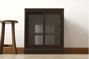 収納棚を新規製作!希望のデザイン・サイズにて。組子入りの建具、棚板、台輪を製作し取り付け。指定箇所に配線用の穴あけ加工。同時製作の箪笥ローボードと横並びに使用する事を想定した着色仕上げ。(収納棚、戸棚、キャビネット)