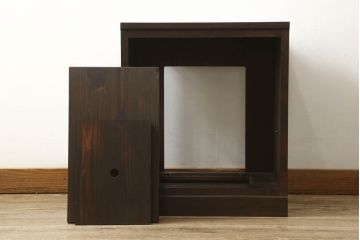 収納棚を新規製作!希望のデザイン・サイズにて。組子入りの建具、棚板、台輪を製作し取り付け。指定箇所に配線用の穴あけ加工。同時製作の箪笥ローボードと横並びに使用する事を想定した着色仕上げ。(収納棚、戸棚、キャビネット)