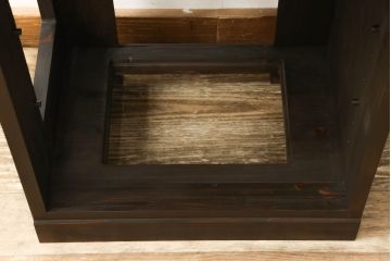 収納棚を新規製作!希望のデザイン・サイズにて。組子入りの建具、棚板、台輪を製作し取り付け。指定箇所に配線用の穴あけ加工。同時製作の箪笥ローボードと横並びに使用する事を想定した着色仕上げ。(収納棚、戸棚、キャビネット)