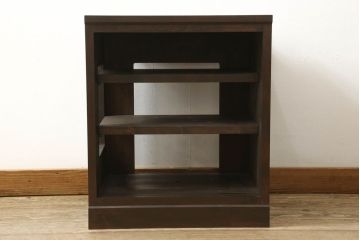 収納棚を新規製作!希望のデザイン・サイズにて。組子入りの建具、棚板、台輪を製作し取り付け。指定箇所に配線用の穴あけ加工。同時製作の箪笥ローボードと横並びに使用する事を想定した着色仕上げ。(収納棚、戸棚、キャビネット)