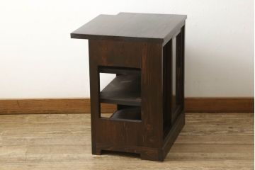 収納棚を新規製作!希望のデザイン・サイズにて。組子入りの建具、棚板、台輪を製作し取り付け。指定箇所に配線用の穴あけ加工。同時製作の箪笥ローボードと横並びに使用する事を想定した着色仕上げ。(収納棚、戸棚、キャビネット)