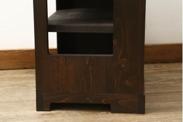 収納棚を新規製作!希望のデザイン・サイズにて。組子入りの建具、棚板、台輪を製作し取り付け。指定箇所に配線用の穴あけ加工。同時製作の箪笥ローボードと横並びに使用する事を想定した着色仕上げ。(収納棚、戸棚、キャビネット)