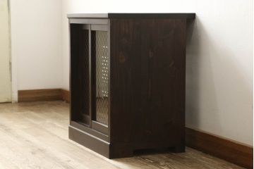 収納棚を新規製作!希望のデザイン・サイズにて。組子入りの建具、棚板、台輪を製作し取り付け。指定箇所に配線用の穴あけ加工。同時製作の箪笥ローボードと横並びに使用する事を想定した着色仕上げ。(収納棚、戸棚、キャビネット)