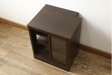 収納棚を新規製作!希望のデザイン・サイズにて。組子入りの建具、棚板、台輪を製作し取り付け。指定箇所に配線用の穴あけ加工。同時製作の箪笥ローボードと横並びに使用する事を想定した着色仕上げ。(収納棚、戸棚、キャビネット)