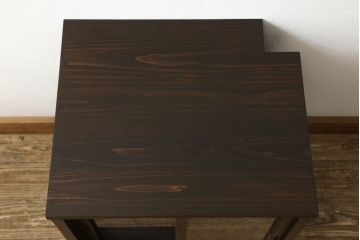 収納棚を新規製作!希望のデザイン・サイズにて。組子入りの建具、棚板、台輪を製作し取り付け。指定箇所に配線用の穴あけ加工。同時製作の箪笥ローボードと横並びに使用する事を想定した着色仕上げ。(収納棚、戸棚、キャビネット)