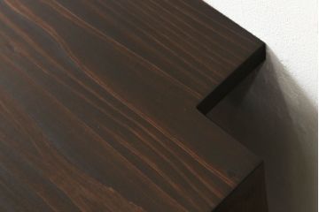 収納棚を新規製作!希望のデザイン・サイズにて。組子入りの建具、棚板、台輪を製作し取り付け。指定箇所に配線用の穴あけ加工。同時製作の箪笥ローボードと横並びに使用する事を想定した着色仕上げ。(収納棚、戸棚、キャビネット)