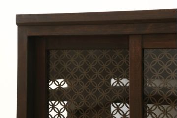 収納棚を新規製作!希望のデザイン・サイズにて。組子入りの建具、棚板、台輪を製作し取り付け。指定箇所に配線用の穴あけ加工。同時製作の箪笥ローボードと横並びに使用する事を想定した着色仕上げ。(収納棚、戸棚、キャビネット)