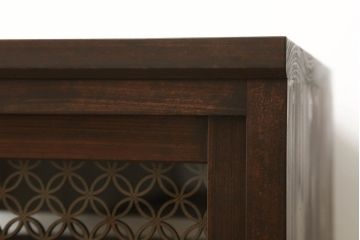 収納棚を新規製作!希望のデザイン・サイズにて。組子入りの建具、棚板、台輪を製作し取り付け。指定箇所に配線用の穴あけ加工。同時製作の箪笥ローボードと横並びに使用する事を想定した着色仕上げ。(収納棚、戸棚、キャビネット)