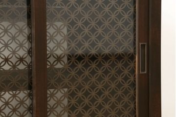 収納棚を新規製作!希望のデザイン・サイズにて。組子入りの建具、棚板、台輪を製作し取り付け。指定箇所に配線用の穴あけ加工。同時製作の箪笥ローボードと横並びに使用する事を想定した着色仕上げ。(収納棚、戸棚、キャビネット)