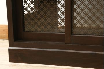 収納棚を新規製作!希望のデザイン・サイズにて。組子入りの建具、棚板、台輪を製作し取り付け。指定箇所に配線用の穴あけ加工。同時製作の箪笥ローボードと横並びに使用する事を想定した着色仕上げ。(収納棚、戸棚、キャビネット)