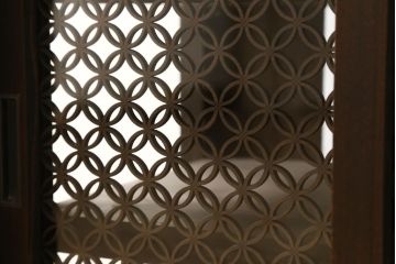 収納棚を新規製作!希望のデザイン・サイズにて。組子入りの建具、棚板、台輪を製作し取り付け。指定箇所に配線用の穴あけ加工。同時製作の箪笥ローボードと横並びに使用する事を想定した着色仕上げ。(収納棚、戸棚、キャビネット)