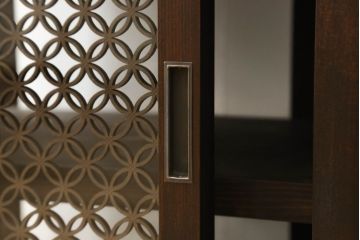 収納棚を新規製作!希望のデザイン・サイズにて。組子入りの建具、棚板、台輪を製作し取り付け。指定箇所に配線用の穴あけ加工。同時製作の箪笥ローボードと横並びに使用する事を想定した着色仕上げ。(収納棚、戸棚、キャビネット)