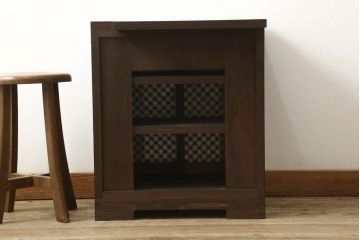 収納棚を新規製作!希望のデザイン・サイズにて。組子入りの建具、棚板、台輪を製作し取り付け。指定箇所に配線用の穴あけ加工。同時製作の箪笥ローボードと横並びに使用する事を想定した着色仕上げ。(収納棚、戸棚、キャビネット)