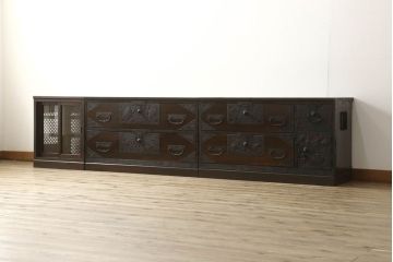 収納棚を新規製作!希望のデザイン・サイズにて。組子入りの建具、棚板、台輪を製作し取り付け。指定箇所に配線用の穴あけ加工。同時製作の箪笥ローボードと横並びに使用する事を想定した着色仕上げ。(収納棚、戸棚、キャビネット)