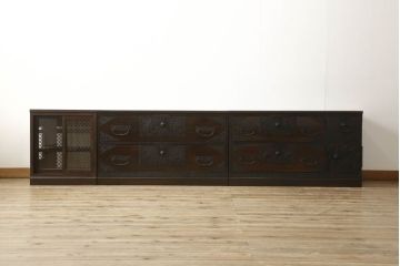 収納棚を新規製作!希望のデザイン・サイズにて。組子入りの建具、棚板、台輪を製作し取り付け。指定箇所に配線用の穴あけ加工。同時製作の箪笥ローボードと横並びに使用する事を想定した着色仕上げ。(収納棚、戸棚、キャビネット)