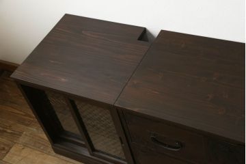 収納棚を新規製作!希望のデザイン・サイズにて。組子入りの建具、棚板、台輪を製作し取り付け。指定箇所に配線用の穴あけ加工。同時製作の箪笥ローボードと横並びに使用する事を想定した着色仕上げ。(収納棚、戸棚、キャビネット)