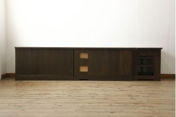 収納棚を新規製作!希望のデザイン・サイズにて。組子入りの建具、棚板、台輪を製作し取り付け。指定箇所に配線用の穴あけ加工。同時製作の箪笥ローボードと横並びに使用する事を想定した着色仕上げ。(収納棚、戸棚、キャビネット)