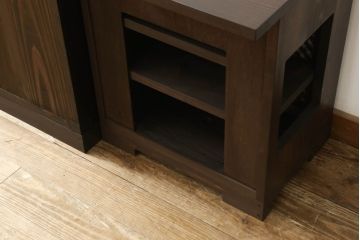 収納棚を新規製作!希望のデザイン・サイズにて。組子入りの建具、棚板、台輪を製作し取り付け。指定箇所に配線用の穴あけ加工。同時製作の箪笥ローボードと横並びに使用する事を想定した着色仕上げ。(収納棚、戸棚、キャビネット)