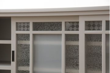 テレビ台を新規製作!3種類のガラスを使用した建具を製作。背面には配線用の穴あけ加工。全体を枯野色にペイント仕上げ。(ローボード、テレビ台、テレビボード、キャビネット、サイドボード)