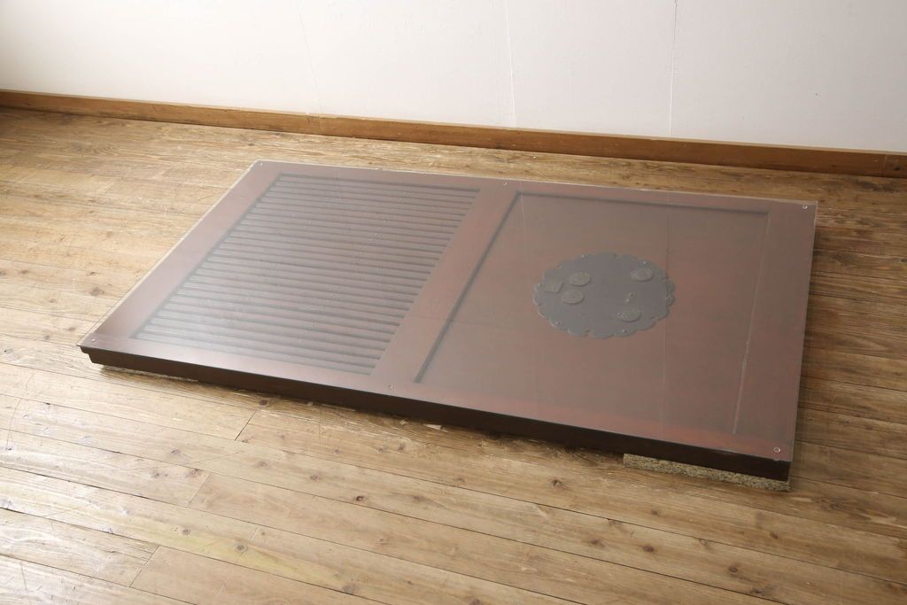 蔵戸に合わせたガラス天板を新規製作!厚さ5mmの強化ガラスで、テーブル用のガラス天板として使えるよう製作。(玄関戸、玄関ドア、引き戸)