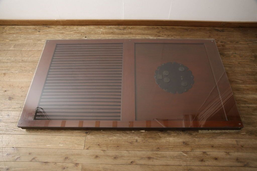 蔵戸に合わせたガラス天板を新規製作!厚さ5mmの強化ガラスで、テーブル用のガラス天板として使えるよう製作。(玄関戸、玄関ドア、引き戸)