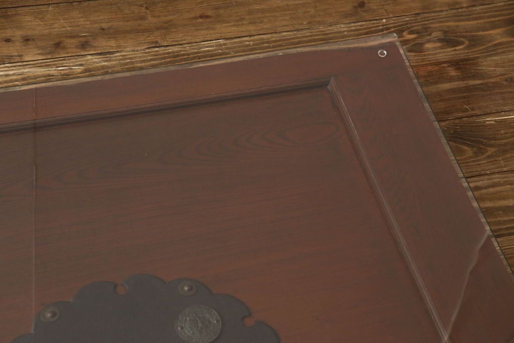 蔵戸に合わせたガラス天板を新規製作!厚さ5mmの強化ガラスで、テーブル用のガラス天板として使えるよう製作。(玄関戸、玄関ドア、引き戸)