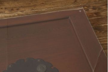 蔵戸に合わせたガラス天板を新規製作!厚さ5mmの強化ガラスで、テーブル用のガラス天板として使えるよう製作。(玄関戸、玄関ドア、引き戸)