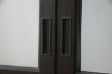 ガラス戸を新規製作!クリアガラスを取り付け、濃い茶色で着色仕上げ。(引き戸、建具)