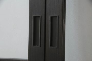 ガラス戸を新規製作!クリアガラスを取り付け、濃い茶色で着色仕上げ。(引き戸、建具)