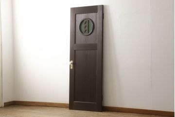 ドアを新規製作!丸窓デザインで、透かし彫りに緑のダイヤガラス入り。支給のドアノブを取り付け、本体の色味は当店商品を参考に着色。(木製扉、ガラス扉)