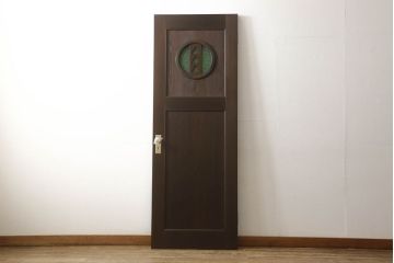 ドアを新規製作!丸窓デザインで、透かし彫りに緑のダイヤガラス入り。支給のドアノブを取り付け、本体の色味は当店商品を参考に着色。(木製扉、ガラス扉)