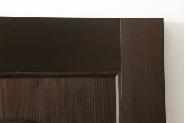 ドアを新規製作!丸窓デザインで、透かし彫りに緑のダイヤガラス入り。支給のドアノブを取り付け、本体の色味は当店商品を参考に着色。(木製扉、ガラス扉)