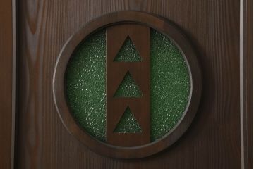 ドアを新規製作!丸窓デザインで、透かし彫りに緑のダイヤガラス入り。支給のドアノブを取り付け、本体の色味は当店商品を参考に着色。(木製扉、ガラス扉)