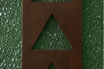 ドアを新規製作!丸窓デザインで、透かし彫りに緑のダイヤガラス入り。支給のドアノブを取り付け、本体の色味は当店商品を参考に着色。(木製扉、ガラス扉)