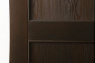 ドアを新規製作!丸窓デザインで、透かし彫りに緑のダイヤガラス入り。支給のドアノブを取り付け、本体の色味は当店商品を参考に着色。(木製扉、ガラス扉)