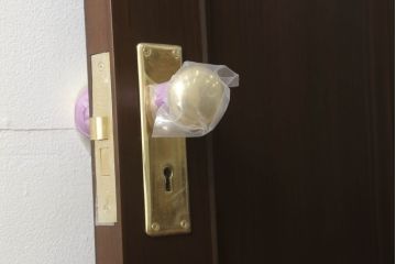 ドアを新規製作!丸窓デザインで、透かし彫りに緑のダイヤガラス入り。支給のドアノブを取り付け、本体の色味は当店商品を参考に着色。(木製扉、ガラス扉)