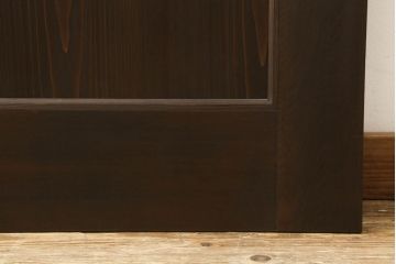 ドアを新規製作!丸窓デザインで、透かし彫りに緑のダイヤガラス入り。支給のドアノブを取り付け、本体の色味は当店商品を参考に着色。(木製扉、ガラス扉)