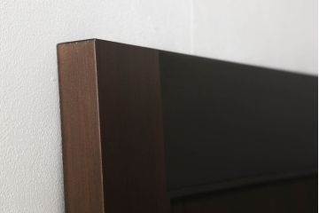 ドアを新規製作!丸窓デザインで、透かし彫りに緑のダイヤガラス入り。支給のドアノブを取り付け、本体の色味は当店商品を参考に着色。(木製扉、ガラス扉)