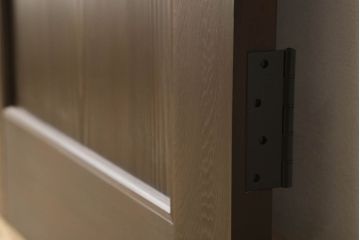 ドアを新規製作!丸窓デザインで、透かし彫りに緑のダイヤガラス入り。支給のドアノブを取り付け、本体の色味は当店商品を参考に着色。(木製扉、ガラス扉)