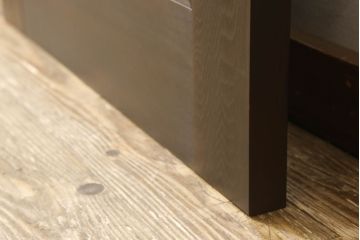 ドアを新規製作!丸窓デザインで、透かし彫りに緑のダイヤガラス入り。支給のドアノブを取り付け、本体の色味は当店商品を参考に着色。(木製扉、ガラス扉)