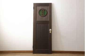 ドアを新規製作!丸窓デザインで、透かし彫りに緑のダイヤガラス入り。支給のドアノブを取り付け、本体の色味は当店商品を参考に着色。(木製扉、ガラス扉)