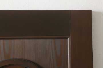 ドアを新規製作!丸窓デザインで、透かし彫りに緑のダイヤガラス入り。支給のドアノブを取り付け、本体の色味は当店商品を参考に着色。(木製扉、ガラス扉)