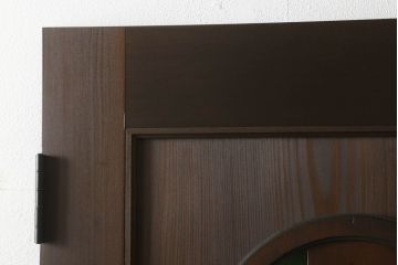 ドアを新規製作!丸窓デザインで、透かし彫りに緑のダイヤガラス入り。支給のドアノブを取り付け、本体の色味は当店商品を参考に着色。(木製扉、ガラス扉)