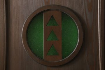 ドアを新規製作!丸窓デザインで、透かし彫りに緑のダイヤガラス入り。支給のドアノブを取り付け、本体の色味は当店商品を参考に着色。(木製扉、ガラス扉)