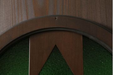 ドアを新規製作!丸窓デザインで、透かし彫りに緑のダイヤガラス入り。支給のドアノブを取り付け、本体の色味は当店商品を参考に着色。(木製扉、ガラス扉)