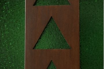 ドアを新規製作!丸窓デザインで、透かし彫りに緑のダイヤガラス入り。支給のドアノブを取り付け、本体の色味は当店商品を参考に着色。(木製扉、ガラス扉)