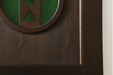 ドアを新規製作!丸窓デザインで、透かし彫りに緑のダイヤガラス入り。支給のドアノブを取り付け、本体の色味は当店商品を参考に着色。(木製扉、ガラス扉)