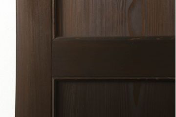 ドアを新規製作!丸窓デザインで、透かし彫りに緑のダイヤガラス入り。支給のドアノブを取り付け、本体の色味は当店商品を参考に着色。(木製扉、ガラス扉)