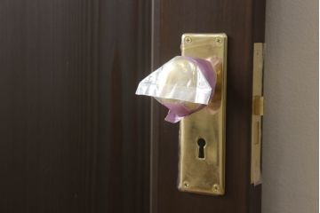 ドアを新規製作!丸窓デザインで、透かし彫りに緑のダイヤガラス入り。支給のドアノブを取り付け、本体の色味は当店商品を参考に着色。(木製扉、ガラス扉)